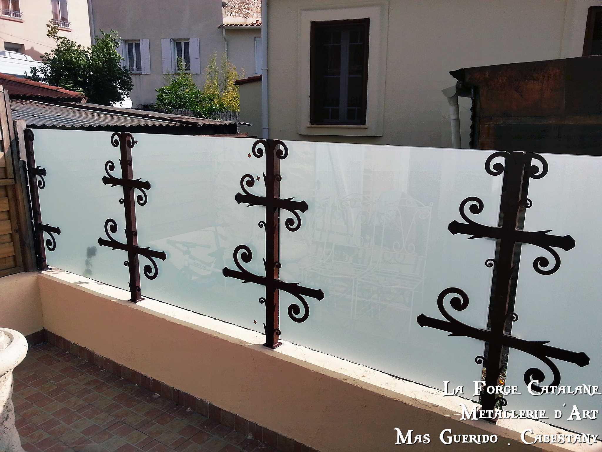 Garde corps vitrage volutes poteaux ouvrage travail a chaud forge catalane.jpg